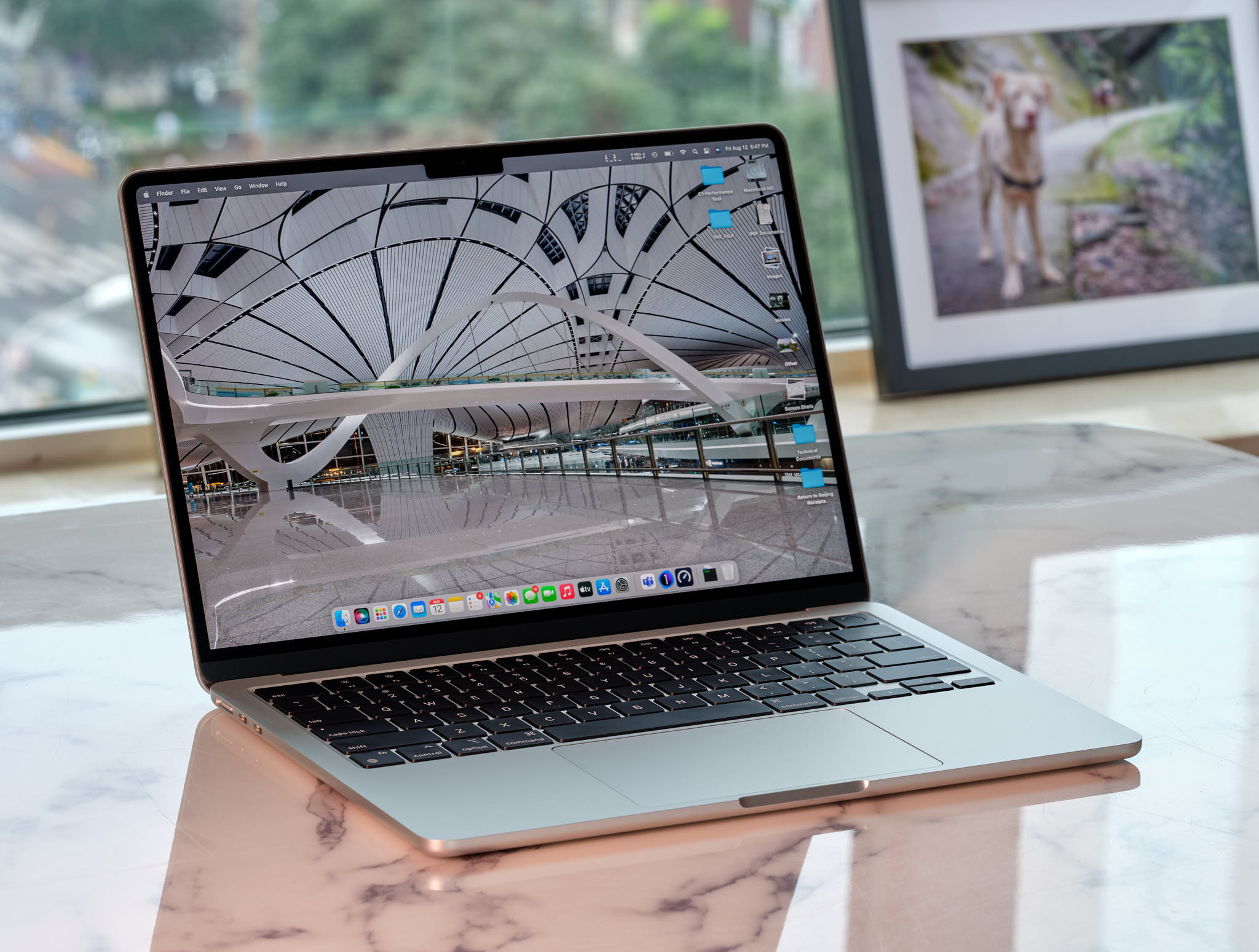 MacBook Air (M2, 2022): The 13-inch Marvel for Design Enthusiasts